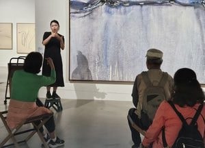 “미술관 오는 게 즐거움” 수원시립미술관, 농아인 초청 수어해설 전시 투어 ‘호응’