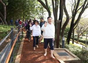 의왕시 ‘왕송호수공원 맨발걷기길’ 개장...황토·마사톳길 등 총 1020m