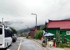 비온 뒤  ‘구름 낮게 깔린 칠봉산’ 풍경