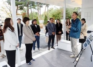 장미영 수원특례시의원, 이의초교 주변 어울터 현장 점검 나서