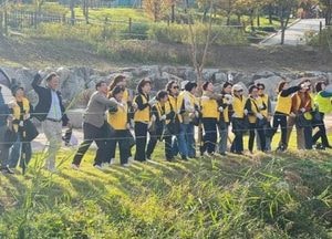 "흙공 던지고 쓰레기 줍고" 이현재 시장, 미사3동 유관단체와 망월천 정화 활동