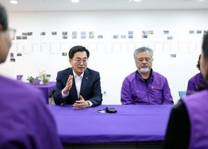 김동연 지사, 이태원 참사 2주기 유족과 만나 위로