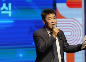 화성특례시 BI 선포식서 축사하는 화성시의회 배정수 의장
