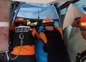 수원 주차타워 4층서 경차가 개폐문 들이받고 1층으로 추락…운전자 부상
