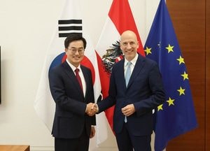 김동연, 유럽 첫 순방국 '오스트리아'서 노동경제부 장관 만나…'히든챔피언' 기업 세일즈
