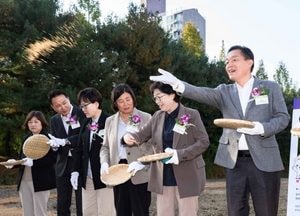 수원시, 정자동 청보리밭 둘레길 개방...청보리씨 뿌리기 진행