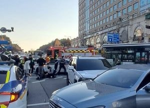 분당 미금역사거리서 차량 횡단보도 돌진...40대 등 9명 부상