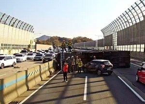 시흥, 수도권 제1순환고속도로 조남분기점서 11톤 화물차 전도...운전자 2명 부상