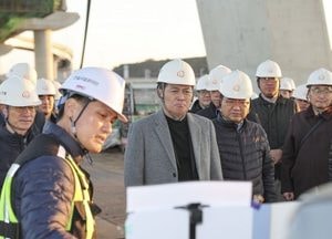 김정헌 중구청장 ‘영종~신도 평화도로’ 건설 현장 방문…안전 시공 당부
