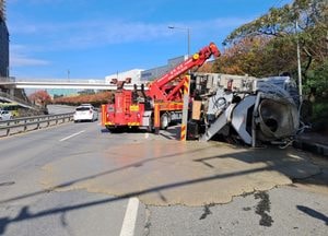 평택 송탄공단삼거리서 레미콘 차량 전도...30대 운전자 경상