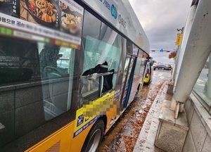 강풍에 성남 가천대역 전철 간판 쓰러져 버스 충격...70대 여성 승객 부상