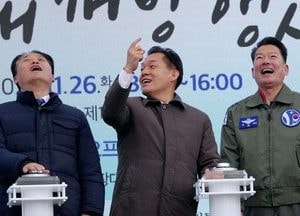 수원공군기지 주둔 70주년 행사 세레모니 하는 이재준 시장