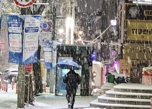 ‘대설경보 발효’ 걸어서 가는 출근길