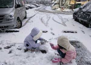 폭설에 초등학교 ‘휴교령’...눈사람 만들기에 신난 아이들