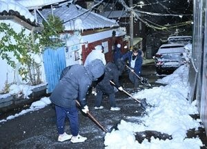 구리시, 기록적인 첫눈에 제설 인력·장비 총동원…출근길 시민 불편 해소
