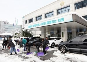 안양시의회 의원·직원들 ‘폭설 대응’ 제설 작업 나서...박준모 의장 “시민 안전 최우선”