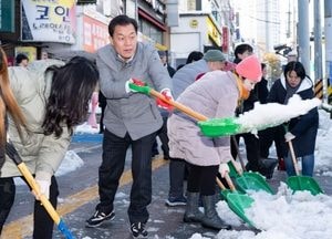 수원시 모든 공직자, 동 단체원·주민들과 함께 골목길·이면도로 제설 작업 펼쳐