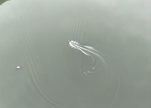 회전하는 수상스키어
