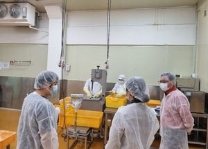 수원시, 하반기 학교급식 식자재 공동구매 업체 현장점검…모든 업체 ‘우수’
