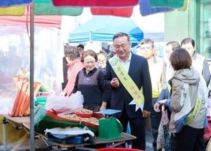 이충우 여주시장, 전통시장 방문 ‘소상공인 인식개선 친절 캠페인’ 펼쳐