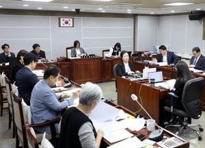 수원특례시의회 기획경제위원회, 감사관·인권담당관 행정사무감사 진행