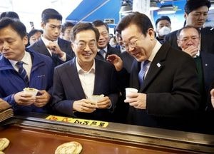 김동연 경기도지사, 이재명 민주당 대표 만나 ‘지역화폐 활성화’ 한목소리