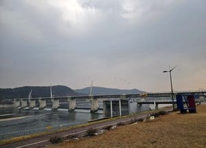'먹구름 잔뜩' 남한강 강천보
