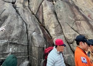 삼성산 암벽등방하던 50대 남성 추락 중상