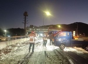 안산 각골고가차도서 10중 추돌 사고...40대 여성 운전자 등 3명부상