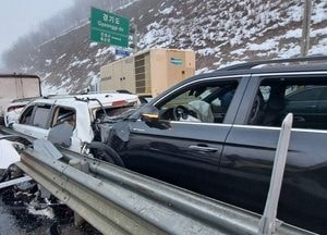 안성서 새벽 블랙아이스 사고...60대 트럭 운전자 1명 사망, 4명 경상