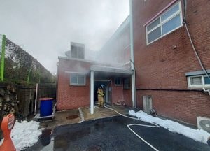 수원 인계초 공기청정기 화재...학생·교사 등 926명 긴급대피, 부상자 없어