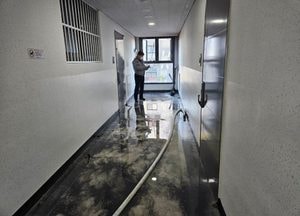 수원, 오피스텔 복도에 세워진 전동킥보드서 불...입주민 33명 긴급 대피