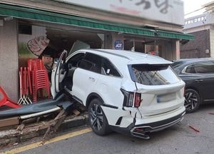 의정부서 SUV차량 음식점으로 돌진...30대 여성 운전자 '급발진' 주장