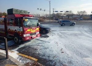 고양 제2자유로 법곳IC서 25톤 트럭이 적재물 쏟아..인명피해 없어