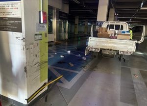 파주 아웃렛서 차단기 열려고 내렸다가 내리막길로 밀리자 탑승하면서 참변...70대 운전자 사망