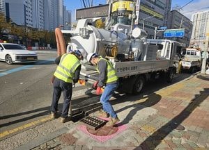 인천 남동구 ‘빗물받이 전용 준설차’ 활용 빗물받이 대청소…노면 결빙 사전 예방