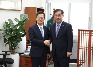 김동연, 국회서 맹성규 국토교통위원장 만나 "5차 국가철도망 신규사업 대거 반영해야"