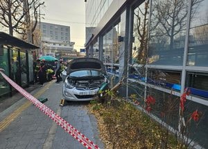 수원서 70대가 몰던 승용차 건물로 돌진 사고...60대 여성 보행자 중상