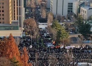尹 대통령 탄핵소추안 2차 표결 곧 시작...국회 앞 시민들로 꽉 차