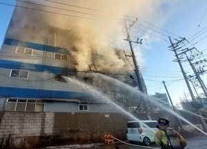 안산 반월공단 화학물질 제조 공장서 불...3명 부상