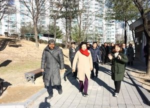 이천시, 온천공원 ‘무장애나눔길’ 준공...김경희 시장·시민 걷기 체험 진행