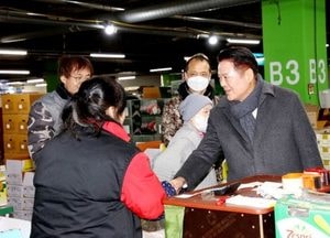 최대호 안양시장, 농수산물도매시장 청과물 자율구매 캠페인 참여