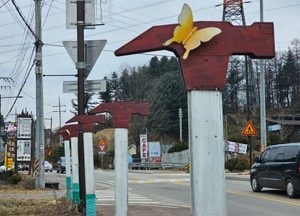 포천 고모저수지 인근 도로에 '망치'모양 구조물 눈에 띄네