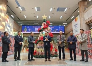 수원시청에 세워진 '라면 성탄 트리'‥백석대신 총회서 2400상자 기부