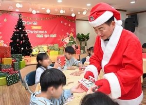 김동근 의정부시장, 크리스마스 맞아 아동양육시설 방문…‘오늘은 산타 오는 날’ 추진