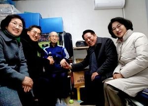 최대호 안양시장, 김동연 경기도지사와 재가노인 가정 방문 도시락·방한용품 전달