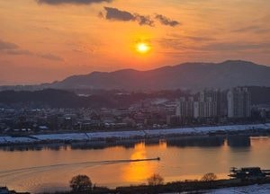 "겨울추위야 가라" 수상스키 즐기는 마니아