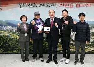 박형덕 동두천시장, 정년퇴직 공무직 근로자에 공로패 전달 “제2의 인생 시작 응원”