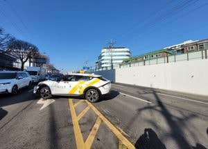 수원서 전기차 택시가 골목길 보행자 치어...2명 중상·1명 경상
