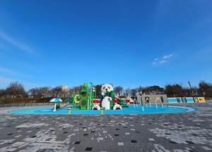 '볼거리 제공' 남한강 둔치 야외 수영장 '곰돌이'